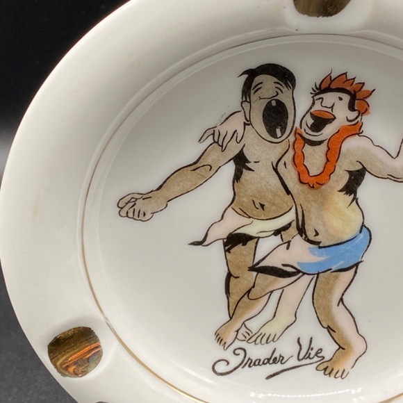 Trader Vic's Tiki ceramic ashtray, with two happy islanders, gold trim. - Picture 4 of 6
